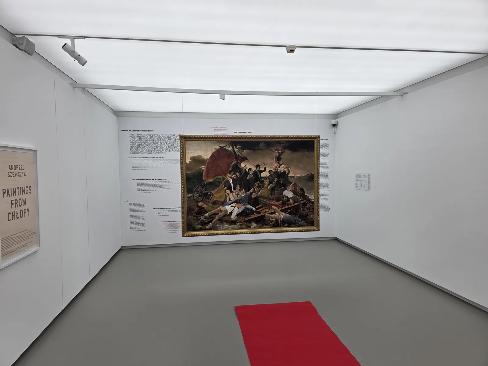 Umetniška dela na galerijski steni po postavitvi