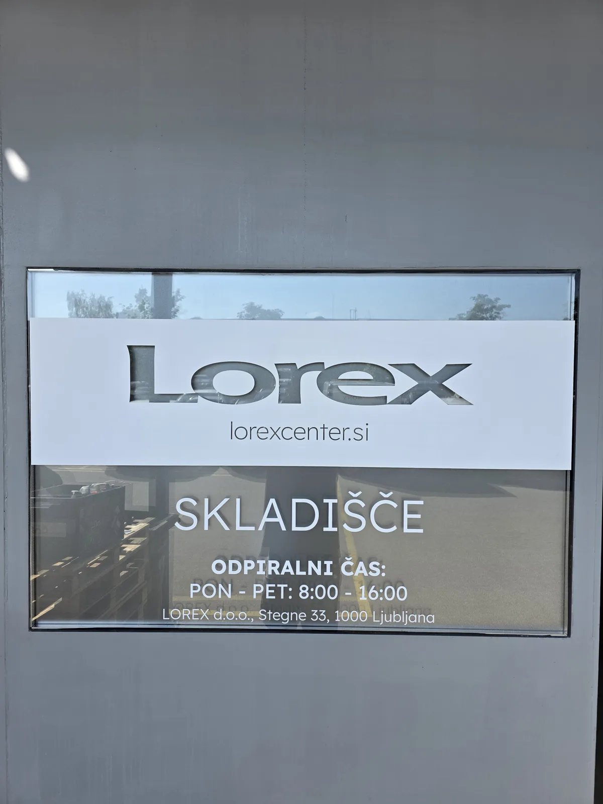 Lorex, detajl označbe skladišča z delovnim časom