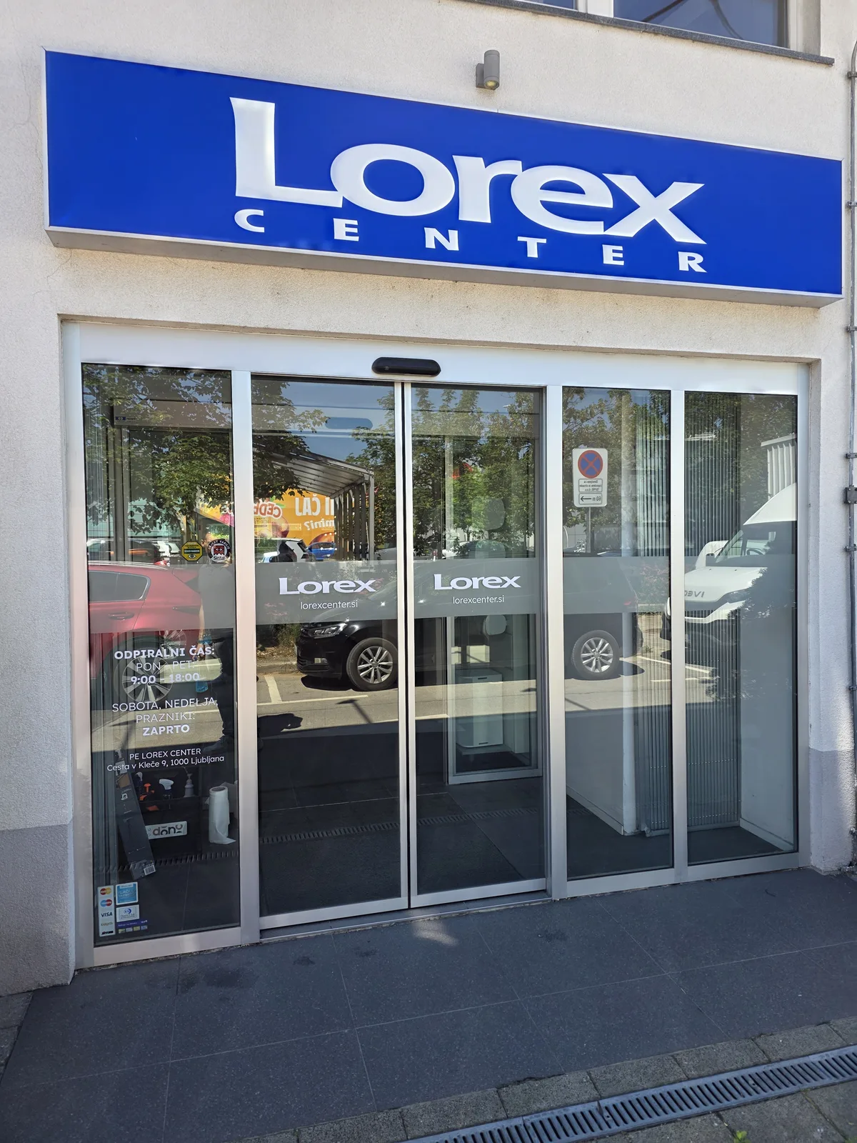 Lorex Center, zunanja steklena vrata z rezano folijo in delovnim časom