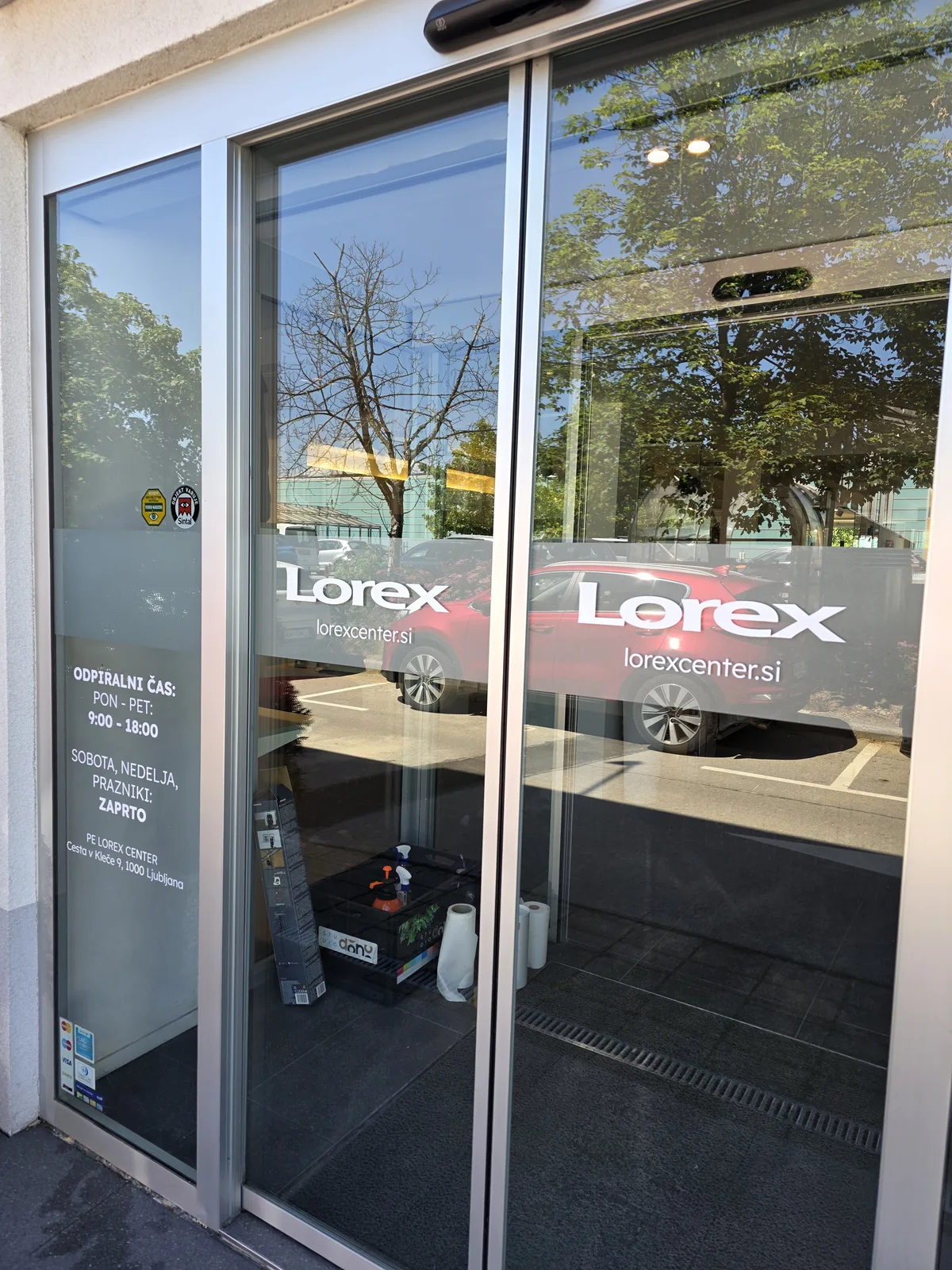 Lorex Center, detajl označb na steklenih vratih