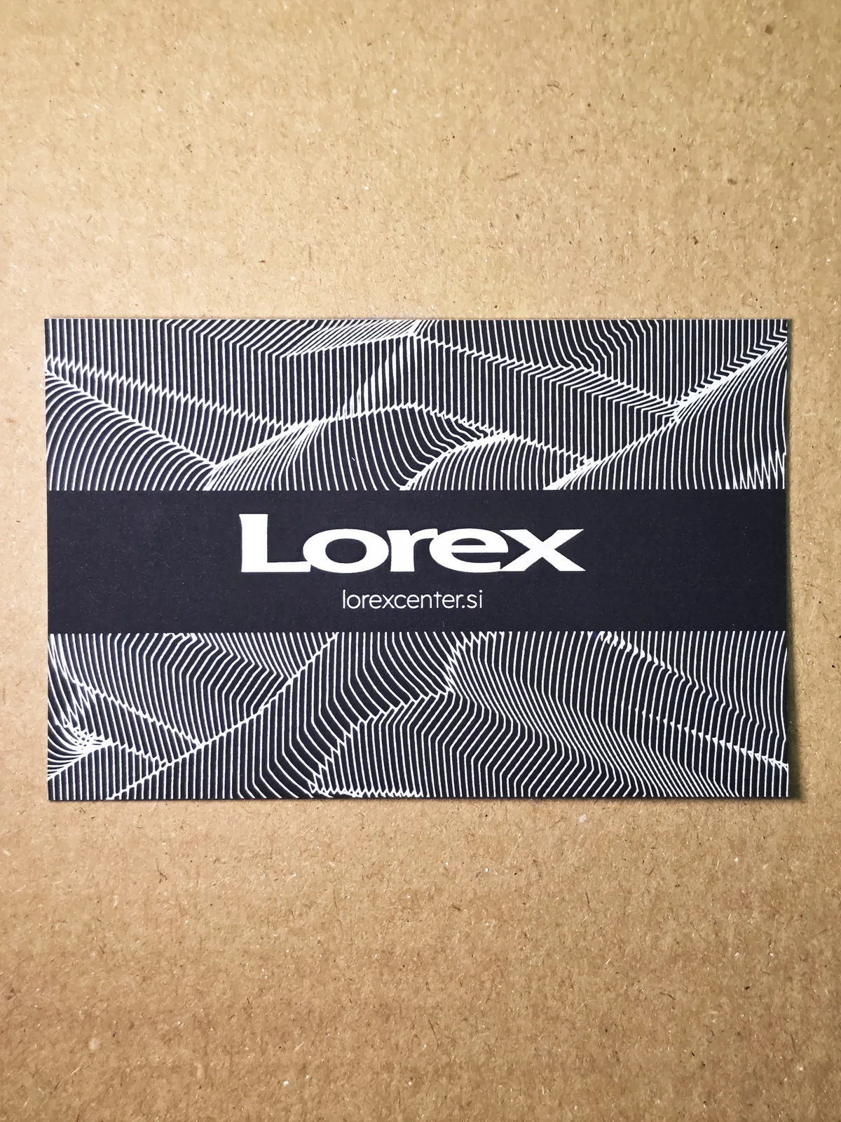Lorex vizitka, sprednja stran z linijskim vzorcem
