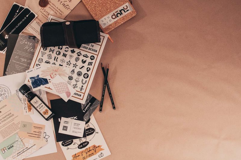 Končni izdelki — vizitke, nalepke, tiskovine, poročna vabila