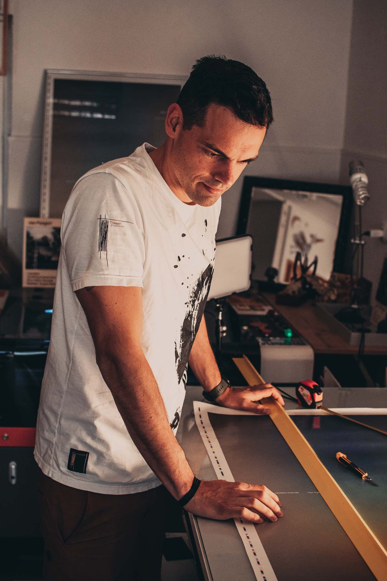 Jan Pungerl v studiu — merjenje in priprava materiala