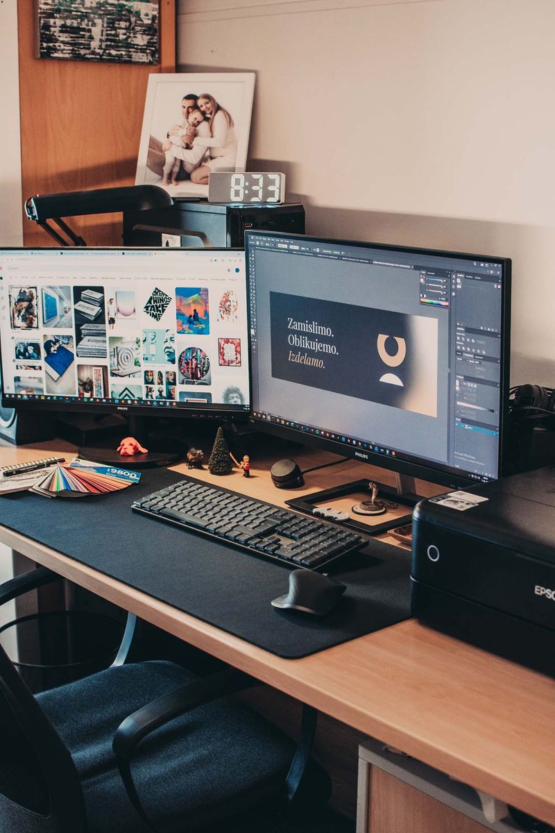 Oblikovanje na dvojnem zaslonu — načrtovanje vizualne identitete