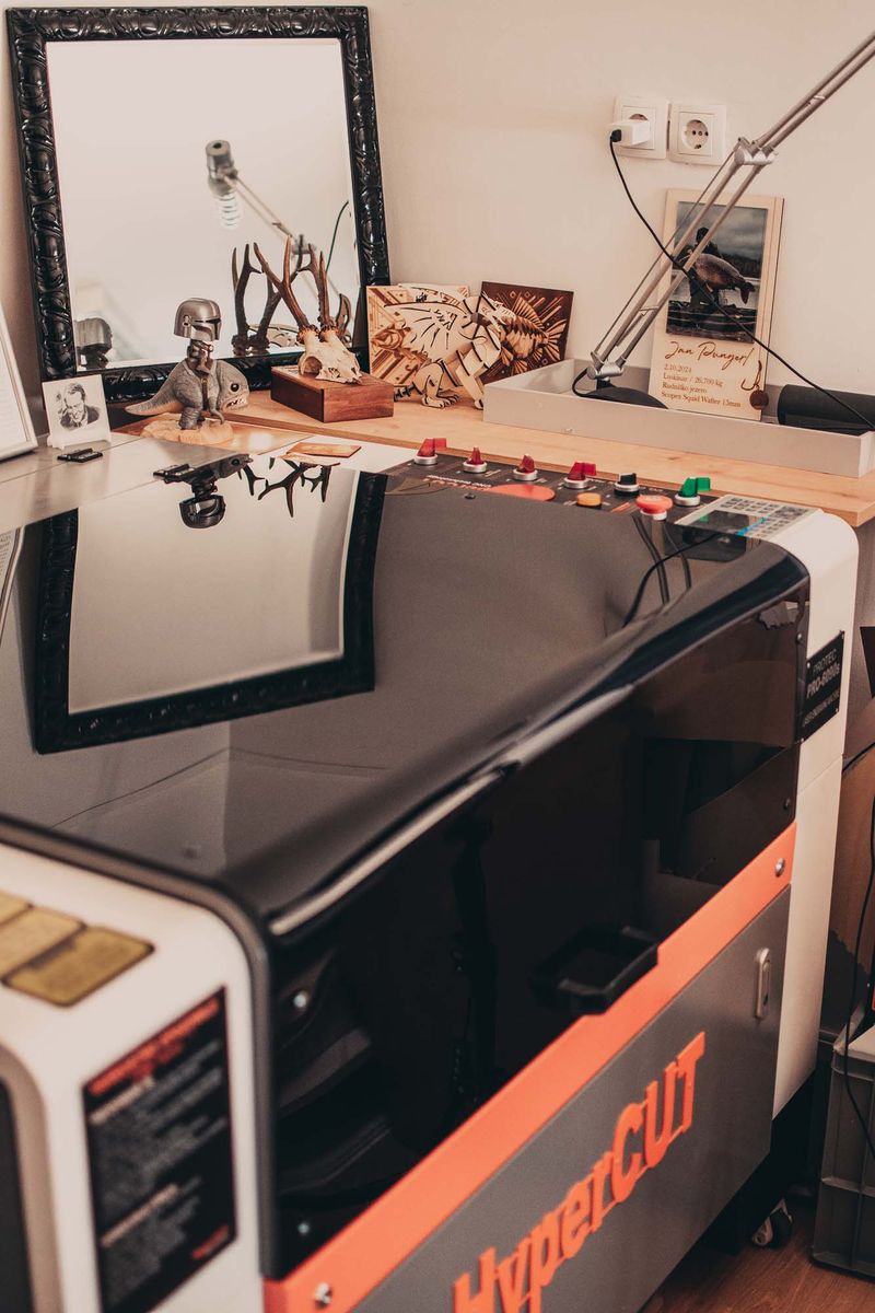 Laserski rezalnik s končnimi izdelki — profesionalna proizvodnja